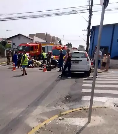 Acidente deixa motociclista ferido em cruzamento em Mafra